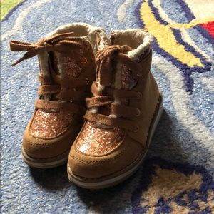 Gap kids snow shoes size 6